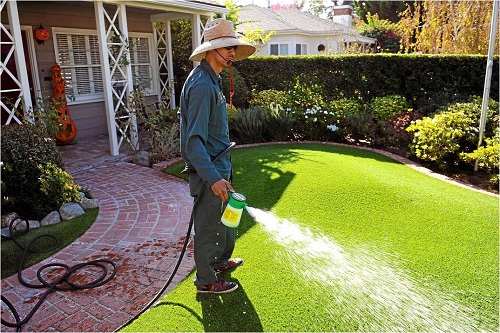 Mẹo vệ sinh sân cỏ nhân tạo đúng cách