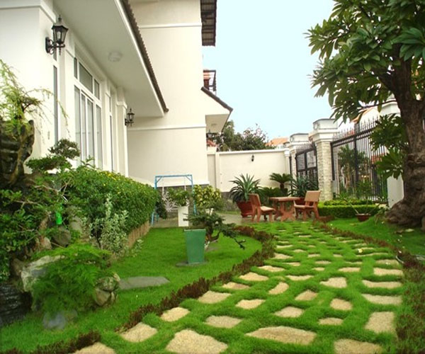 Bán cỏ nhân tạo dải nền sân vườn đạt tiêu chuẩn quốc tế 