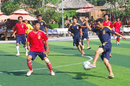 Thi công sân bóng cỏ nhân tạo 11 người đạt chuẩn