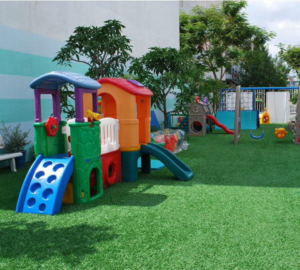 Sân chơi cỏ nhân tạo giúp cho trẻ phát triển tốt hơn