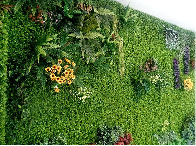Cách trang trí thảm cỏ nhân tạo treo tường