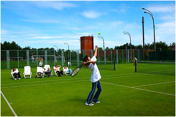 hình ảnh thực tế về sân tennis cỏ nhân tạo 